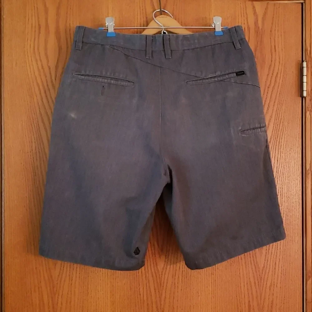 EUC Volcom Gray Men's Chino Shorts Sz 33